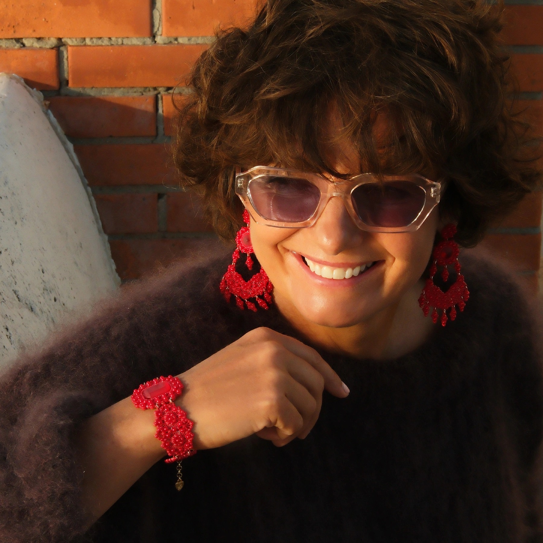 Kolczyki z motywem kwiatów i kryształem w czerwieni. FESTA ROSSA