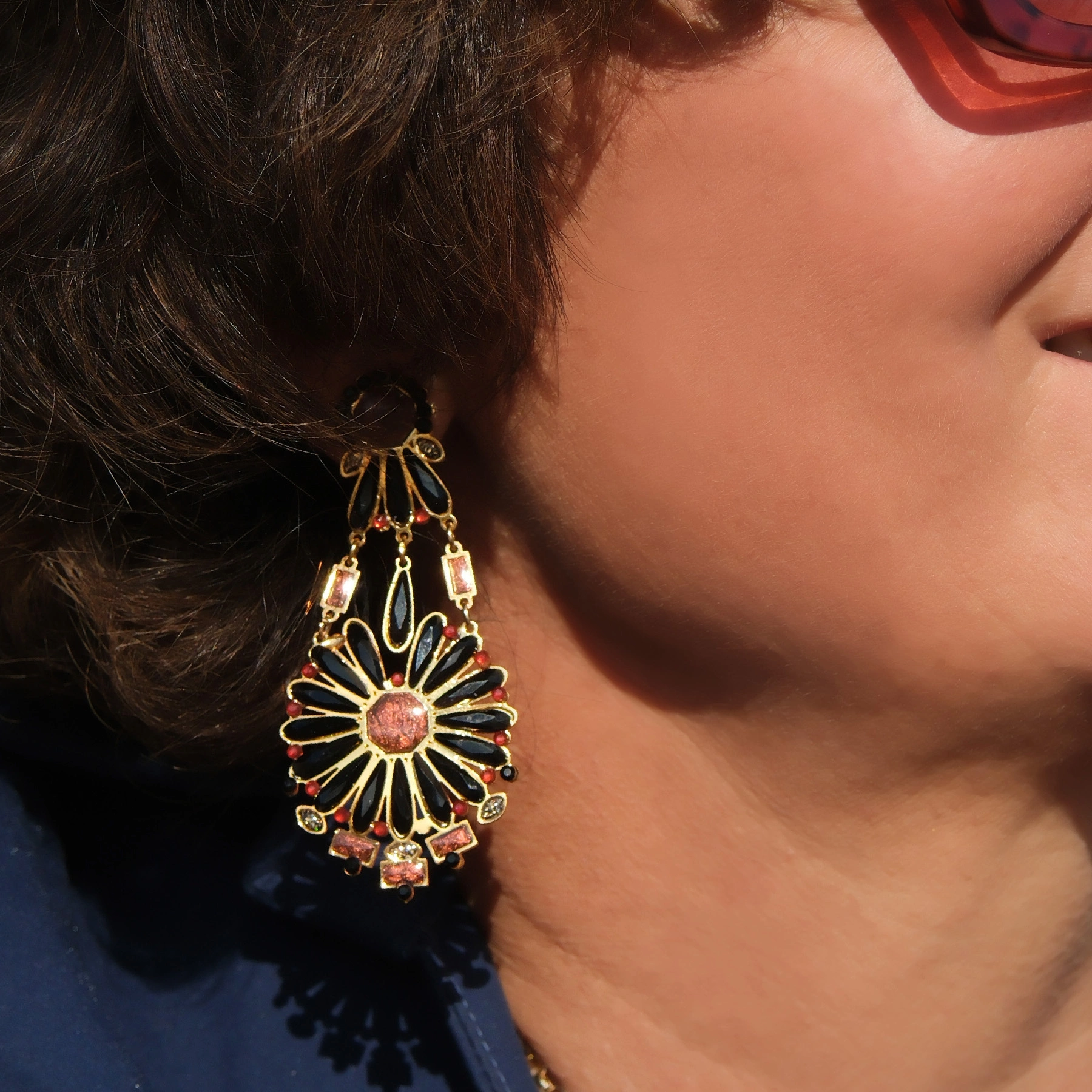 Kolczyki kwiaty z czarnymi płatkami i winnymi kryształami. FIORI DELLA NOTTE