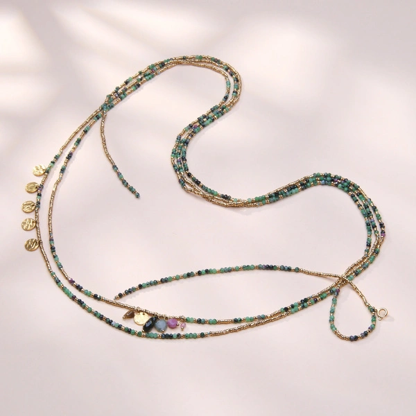 Naszyjnik ze złotych koralików i spineli w zieleni i granacie. ZIELONE FALE