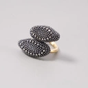 Pierścionek z dwoma dekorami z diamentowych łańcuszków. POLA OLIWNE