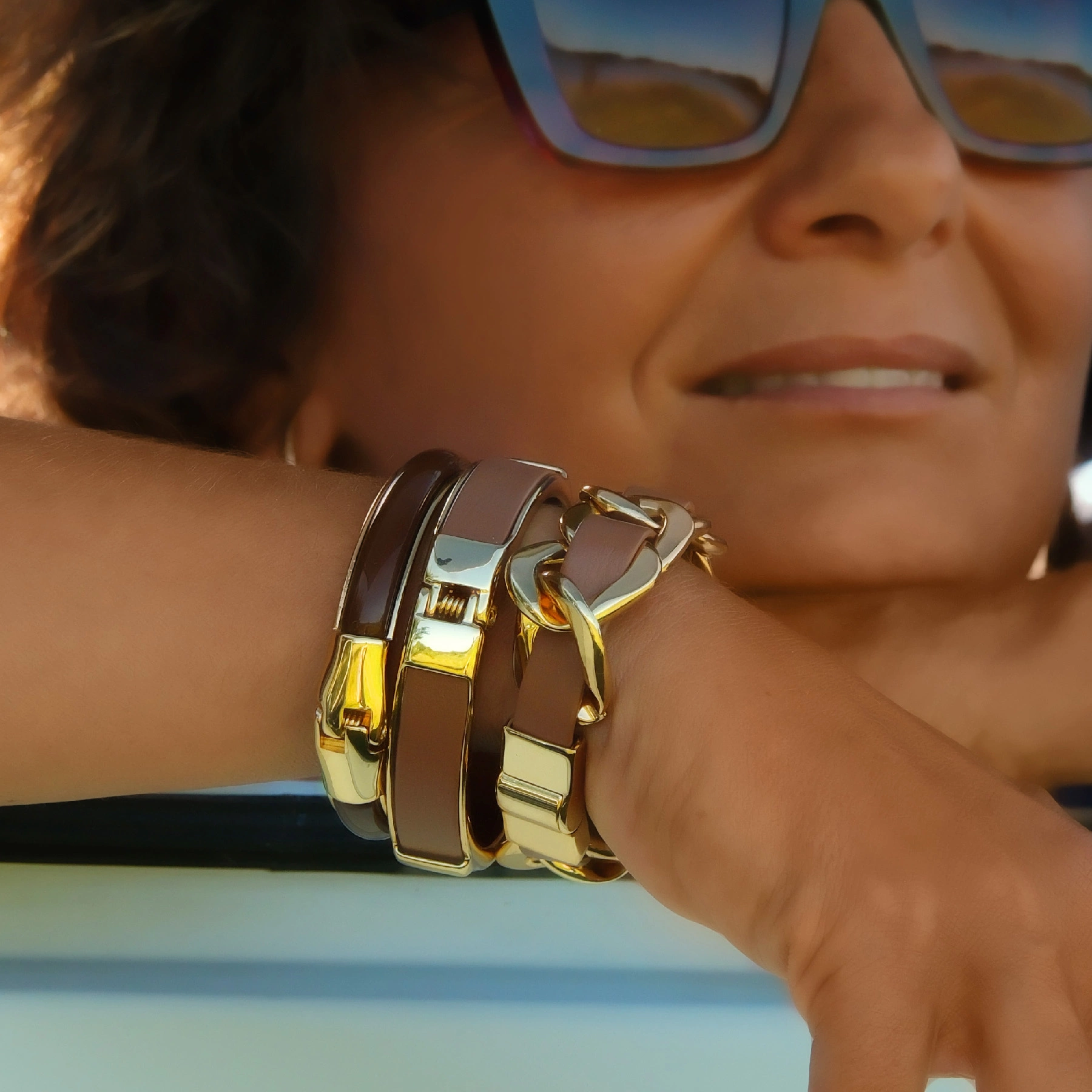 Złocona bransoleta z dekorem z akrylu w kolorze mokka. CAFE MOCCA