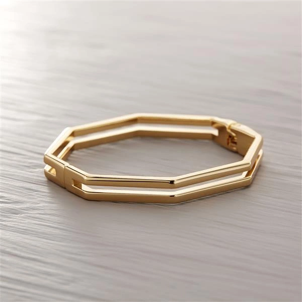 Sztywna pozłacana bransoletka w kształcie ośmiokąta. MIĘDZY SŁOWAMI