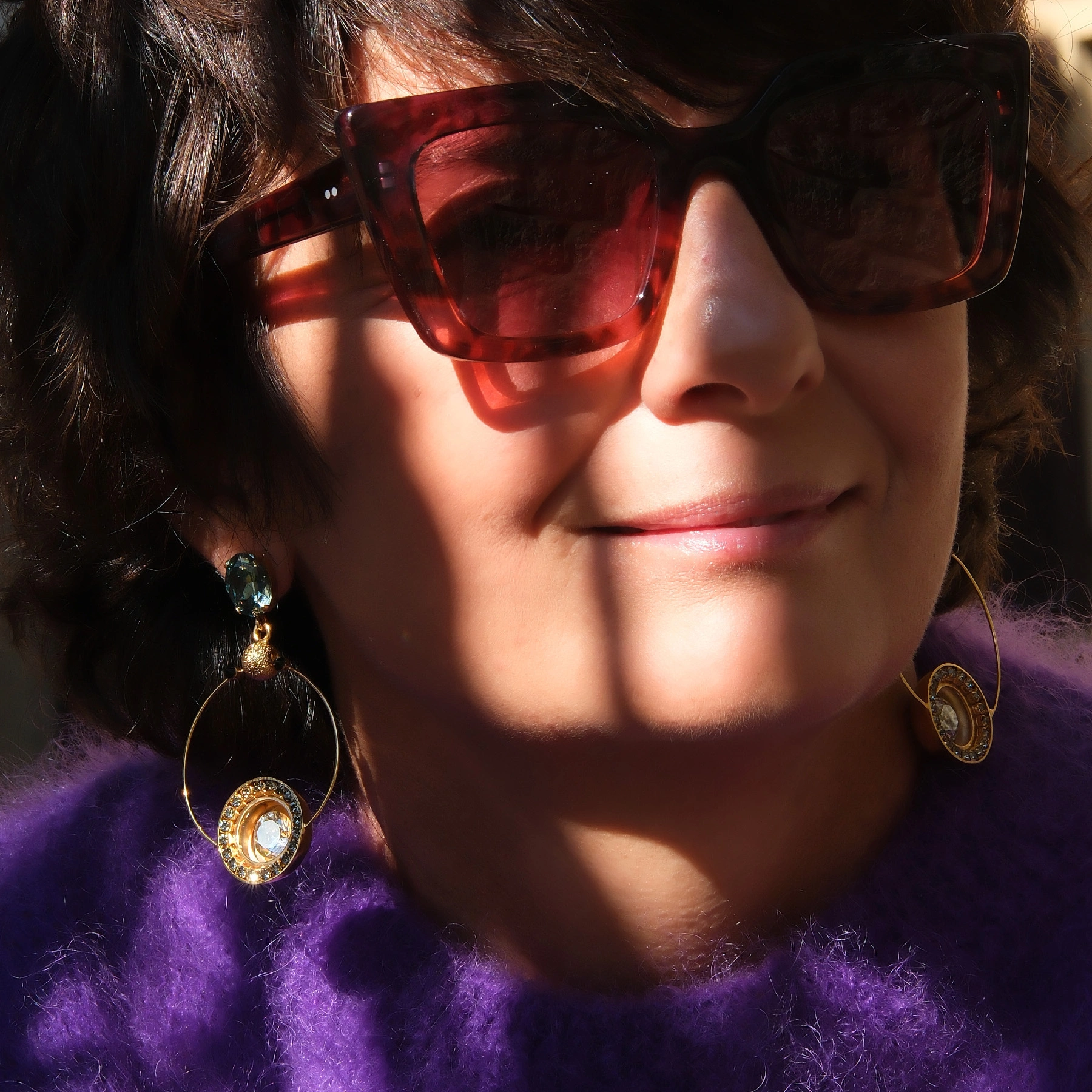 Złocone kolczyki koła z białym, morskim i szarymii kryształami. DROGA WENUS