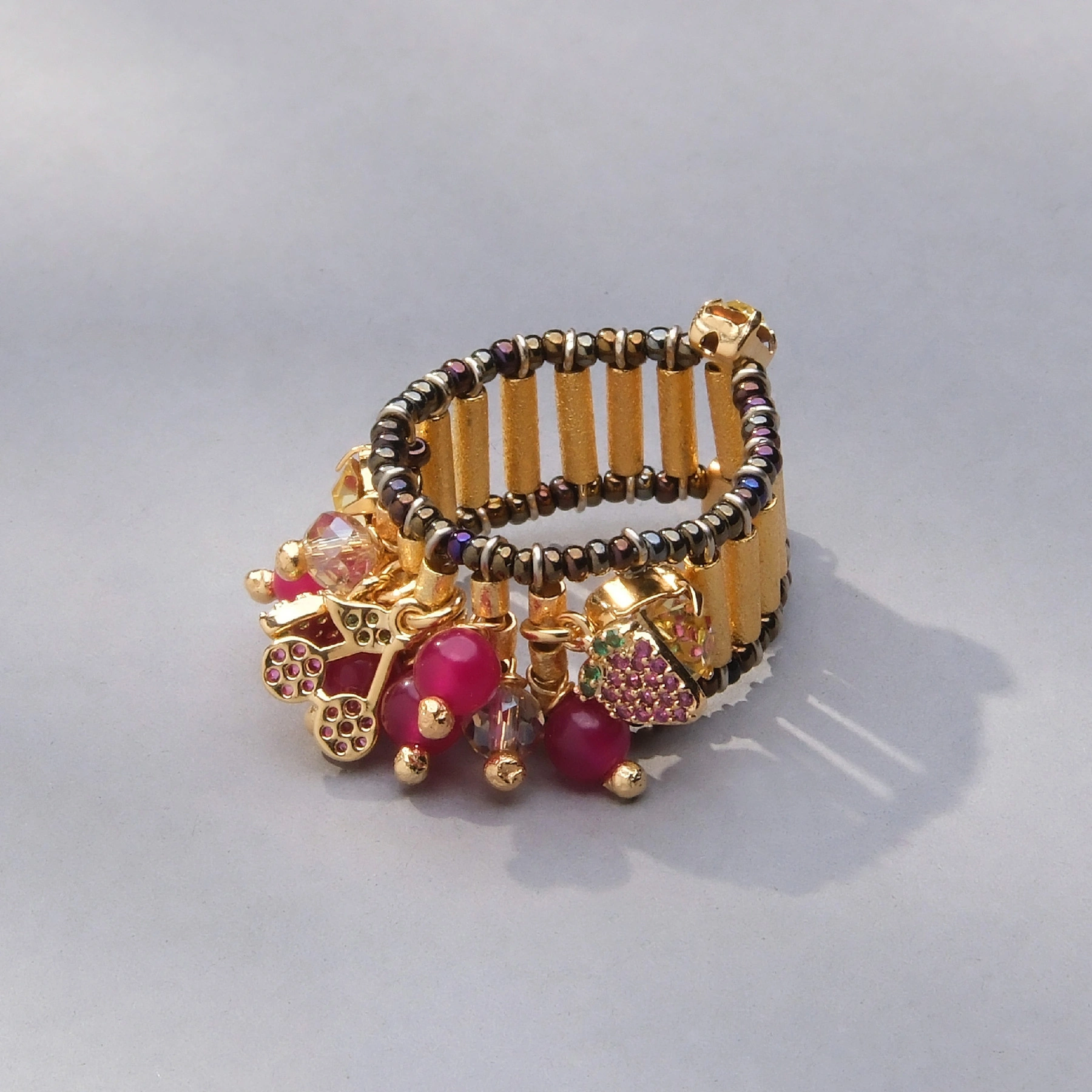 Złocony pierścionek z jadeitami, koralikami i kryształkami. TUTTI FRUTTI