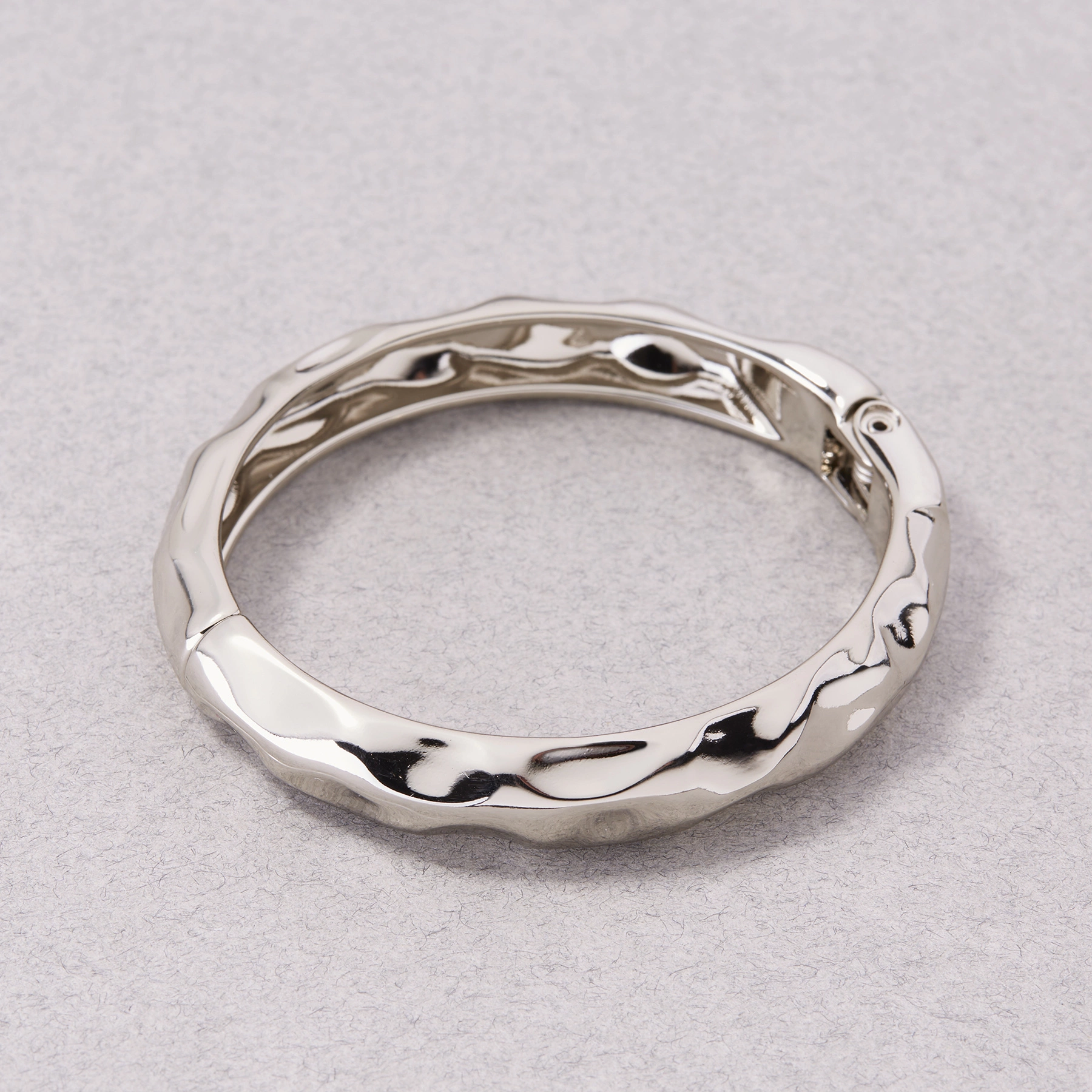 Sztywna srebrzona bransoletka o wytłaczanej powierzchni. SILVER MOON