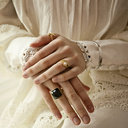 CON AGRADECIMIENTO. Un anillo delicado con bolas blancas.