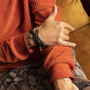 Siła spokoju. Czarna skórzana bransoletka z kryształkami