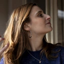 Krótki wisiorek na łańcuszku z prostokątnym kryształkiem. LEŚNA IGRASZKA