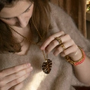 Długi naszyjnik z monumentalną zawieszką. SZYKOWNA MONSTERA