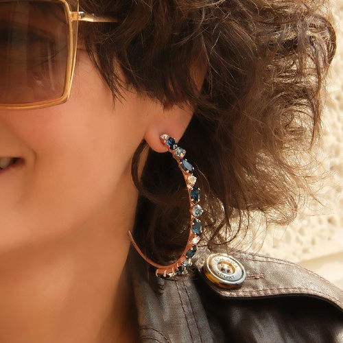 Wszystkie oczy zwrócone na mnie. Kolczyki koła