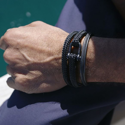 PARA UN HOMBRE CON PASIONES. Pulsera negra con grillete