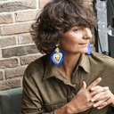 Pozłacane kolczyki serca z błękitnymi frędzelkami. MACALDA DI SCALETTA