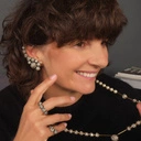 Pozłacany pierścionek bogato wysadzany kryształkami. ELEGANCJA