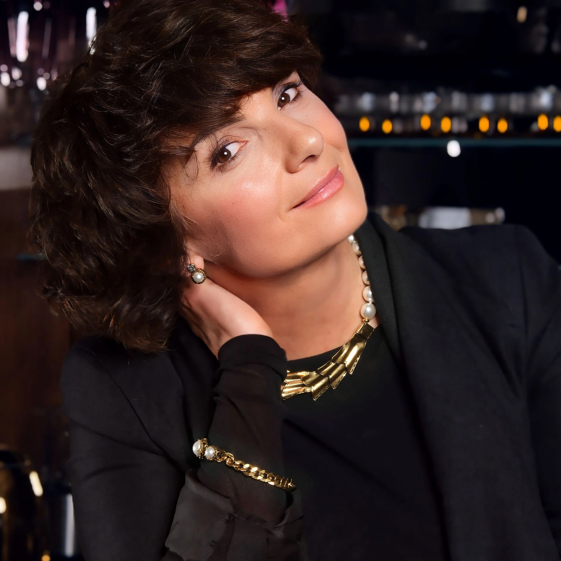 Złocone kolczyki z perłą i kryształem black diamond. JACKIE