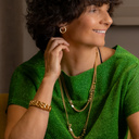 NIÑA. Pendientes de aro de forma sencilla.