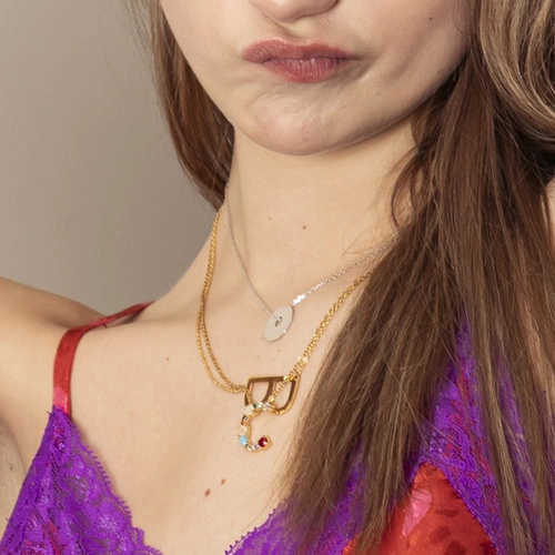 Krótki wisiorek z literą C z kolorowymi kryształami. CELINA, CECYLIA