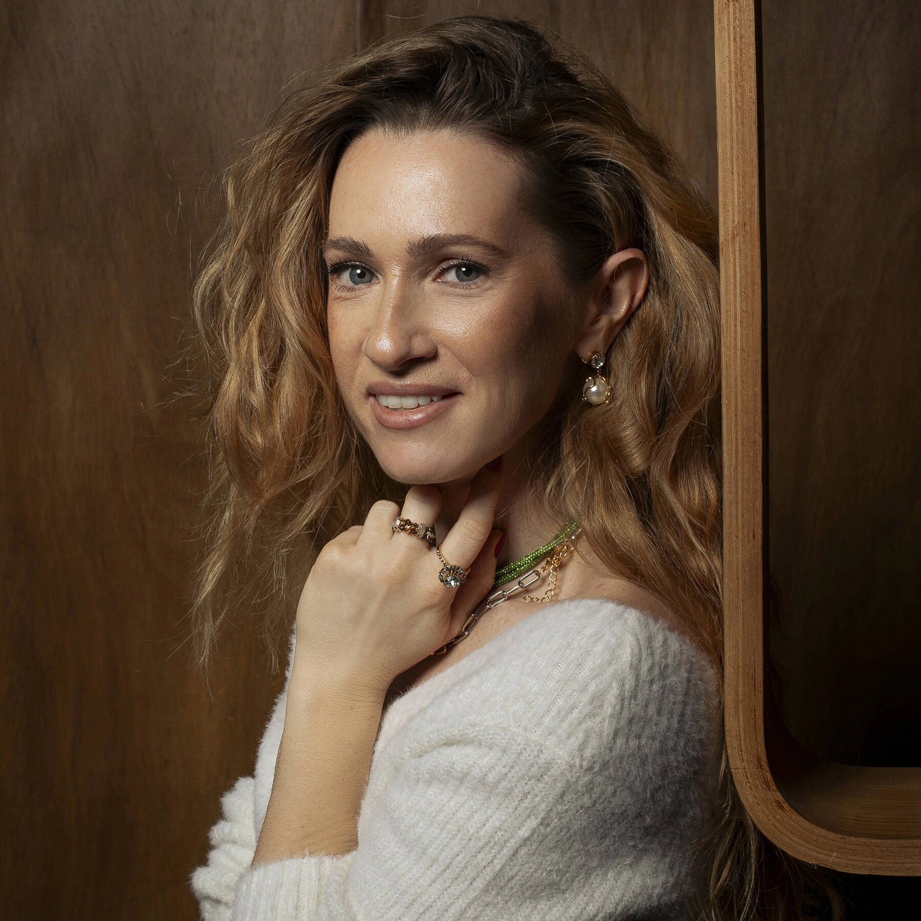 Krótki podwójny naszyjnik z zielonego sznurka. ROZPIERA MNIE ENERGIA