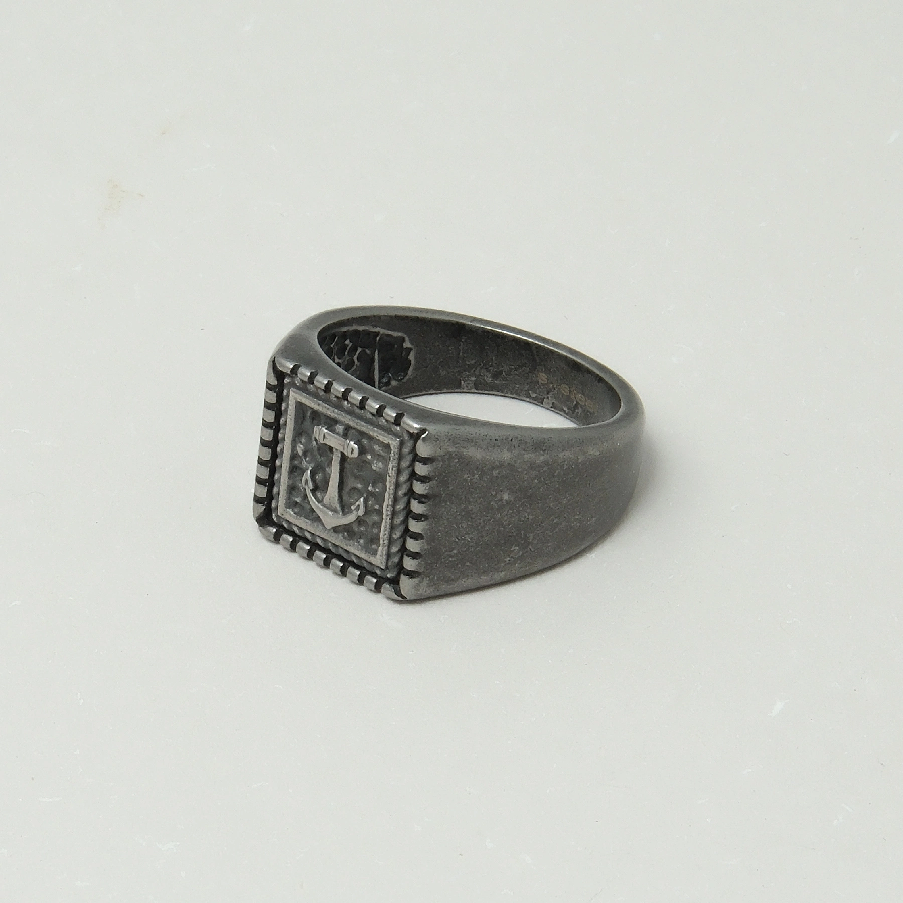 Sygnet męski wykonany ze stali szlachetnej satynowanej. NAPRAWDĘ MĘSKI