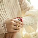 CON AGRADECIMIENTO. Un anillo delicado con bolas blancas.