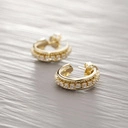 Małe kolczyki kółka ozdobione jasnymi cyrkoniami. SŁODKIE GRZESZKI