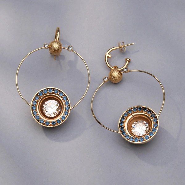 Złocone kolczyki koła z białym i niebieskimi kryształami. CIAŁA NIEBIESKIE