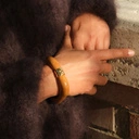 Sztywna bransoletka w formie kwadratu z brązowego akrylu. BRĄZ NA CIAŁO