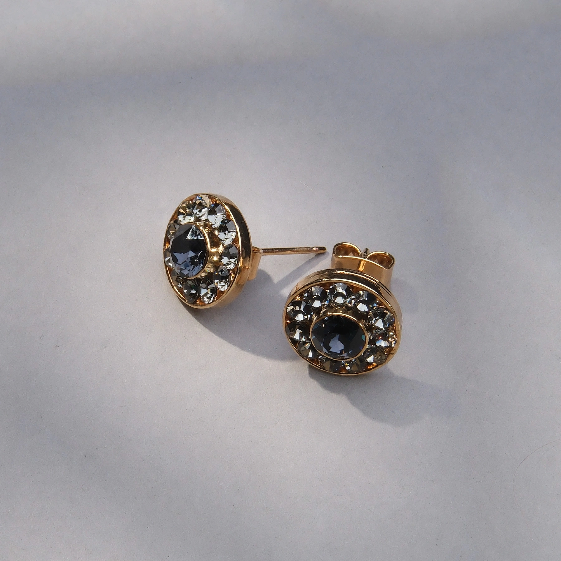 Drobne kolczyki z niebieskim i szarymi kryształkami. SZARE REFLEKSY