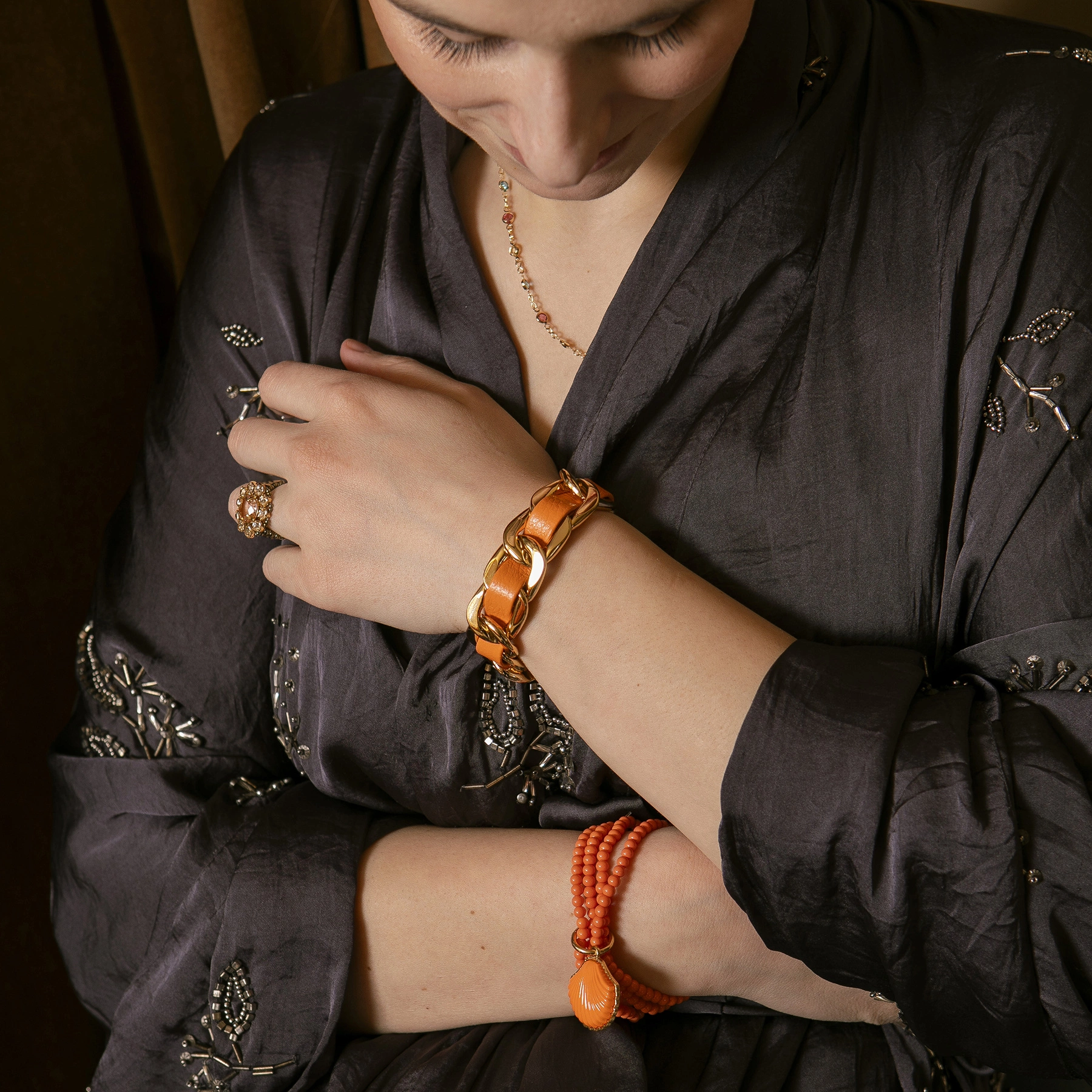 Szeroka pancerka z pomarańczowym paskiem. ZŁOCISTA ALEJA