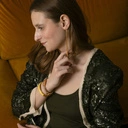 Sztywna złocona bransoletka z różówą połyskującą gumą. SZAMPAN