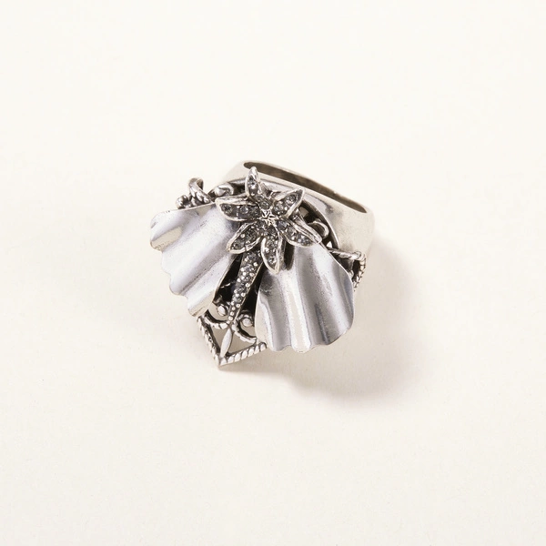 Srebrny pierścień z kwiatem wysadzanym kryształkami. ORNAMENTY