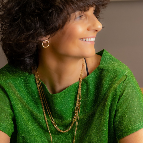 NIÑA. Pendientes de aro de forma sencilla.