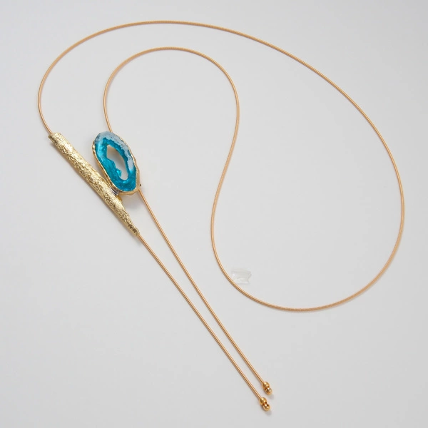 Złocony naszyjnik z błękitnym przesuwnym dekorem z żywicy. SEKRET NEREIDY