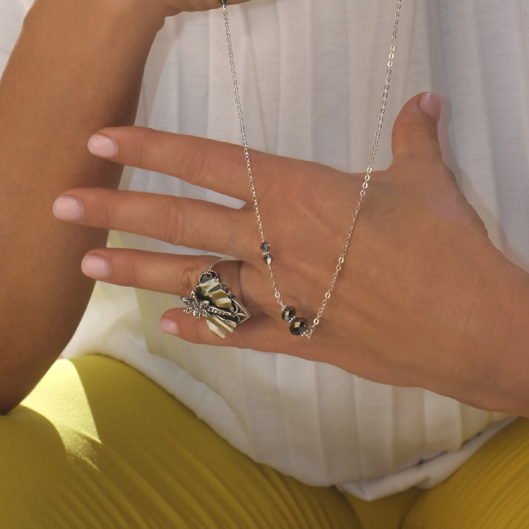 Długi naszyjnik na srebrnym łańcuszku z kryształkami. POWIEW WIATRU