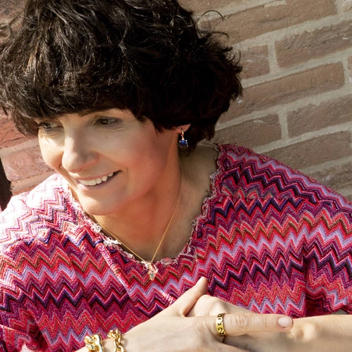 Drobne pozlacane kolczyki z niebieskimi kryształami. SPIJAM ŻYCIE