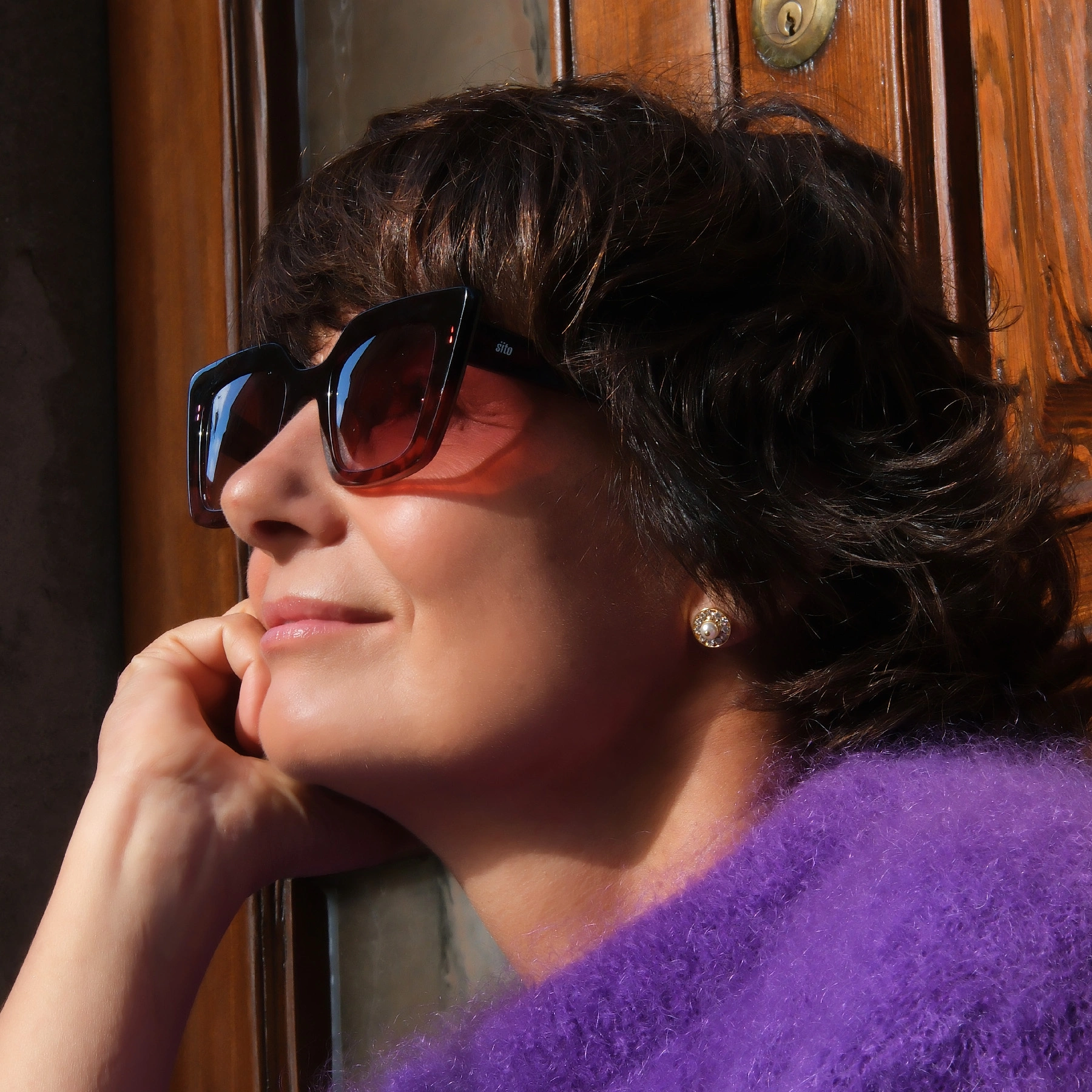 Pozłacane kolczyki z perłą i białymi kryształkami. CIEPŁY LÓD