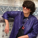 Otwarty pozłacany pierścień z różową emalią i cyrkoniami. LAURA