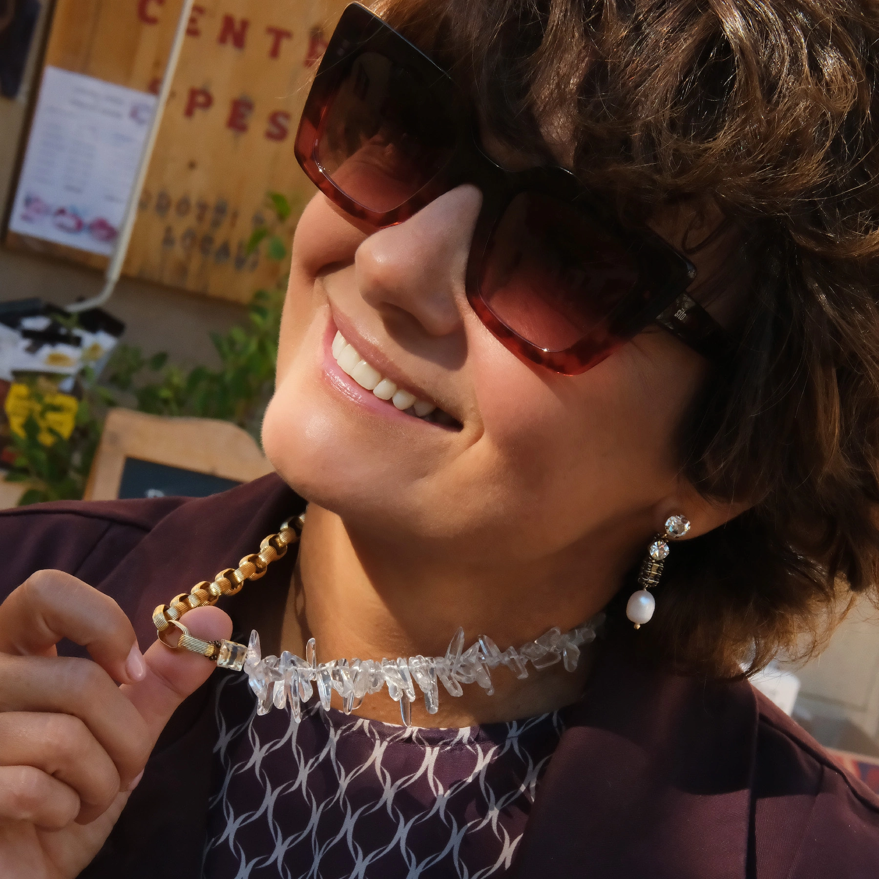 Naszyjnik ze złoconych ogniw i przezroczystych kryształów. SATURDAY NIGHT FEVER