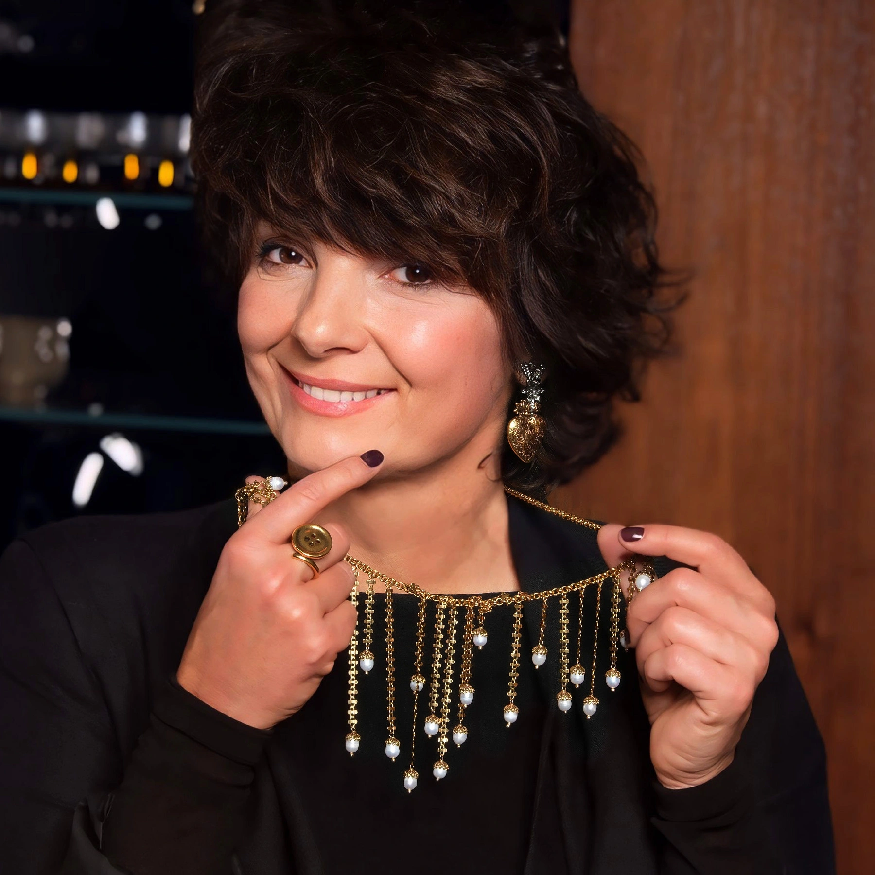 Złocony spiralny pierścionek z perłą i guzikiem. GRACE