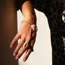 Złocona bransoletka na łańcuszku z różówo-białym dekorem. ADA