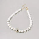 Krótki naszyjnik z pereł z ozdobną pozłacaną kulką. SELVA