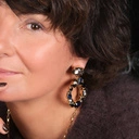 Złocone kolczyki koła z szarymi i ciemnoniebieskimi kryształami. ZWIERCIADŁA NOCY