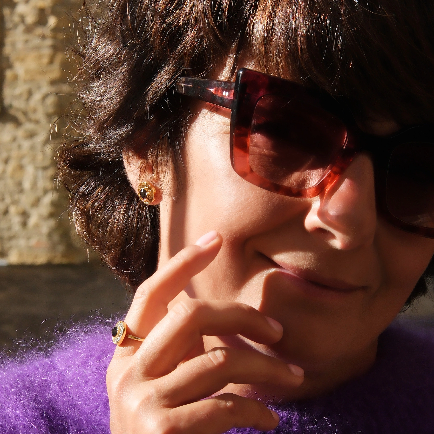 Złocone kolczyki z czarnym i szampańskimi kryształkami. ZŁOTE ŚWIATŁO