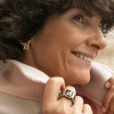 Pozłacane kolczyki sztyfty z ogniw z kryształkami. BONS DESEJOS