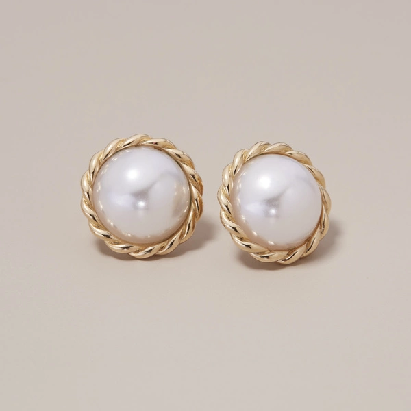 Okrągłe kolczyki z perłą w złotej plecionej obwódce. PERŁOWY BLASK