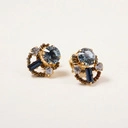 Drobne kolczyki z kryształkami w odcieniach błękitu. NIEZAPOMINAJKI