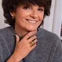 Złocony pierścionek w emalii w tonacji burgundu. JĘZYKI OGNIA