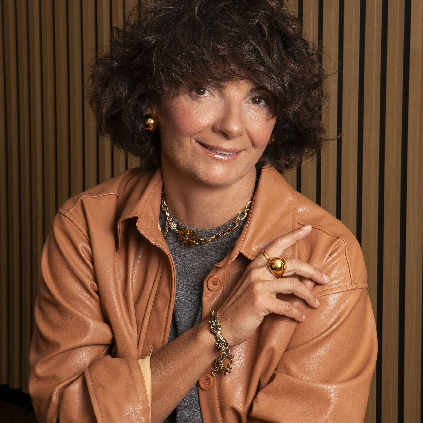 Otwarta pozłacana obrączka w kolorze Vintage Gold. PLUS MINUS