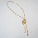 Złocony naszyjnik na łańcuchu z ażurowym dekorem i perłami. PRZEJRZYSTE NIEBO