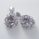 Posrebrzane kolczyki w formie kropli z metalicznych kwiatków. SREBRNY DESZCZ