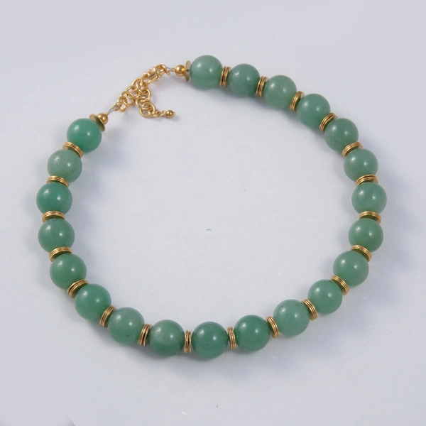 Złocony naszyjnik z koralików z zielonego awenturynu. OGRÓD LUKSMEBURSKI